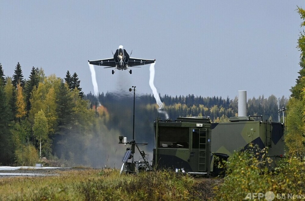 フィンランド軍、幹線道路で離着陸訓練