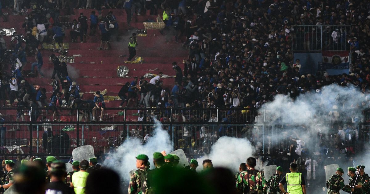 サッカーの試合終了後に暴動発生、125人が死亡。「ほとんどが圧死」インドネシア【UPDATE】