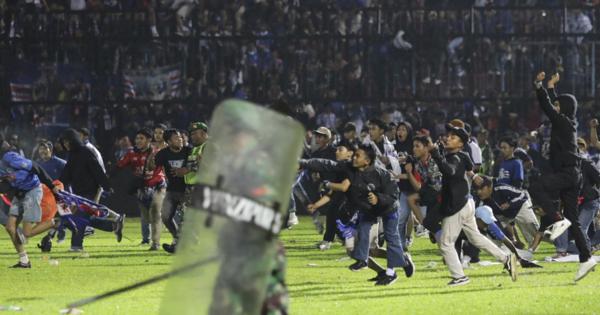 インドネシアのサッカー場で暴動　153人死亡、警察が催涙ガス