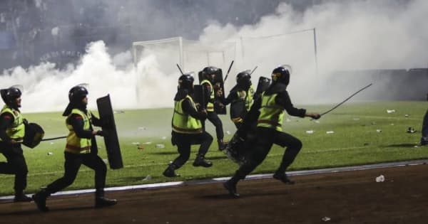 インドネシアのサッカー場で少なくとも125人死亡　試合後に暴動、出口に殺到