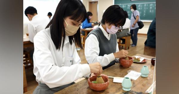 自作の「楽焼茶碗」使い抹茶楽しむ　京都・宇治の中学生が茶道体験