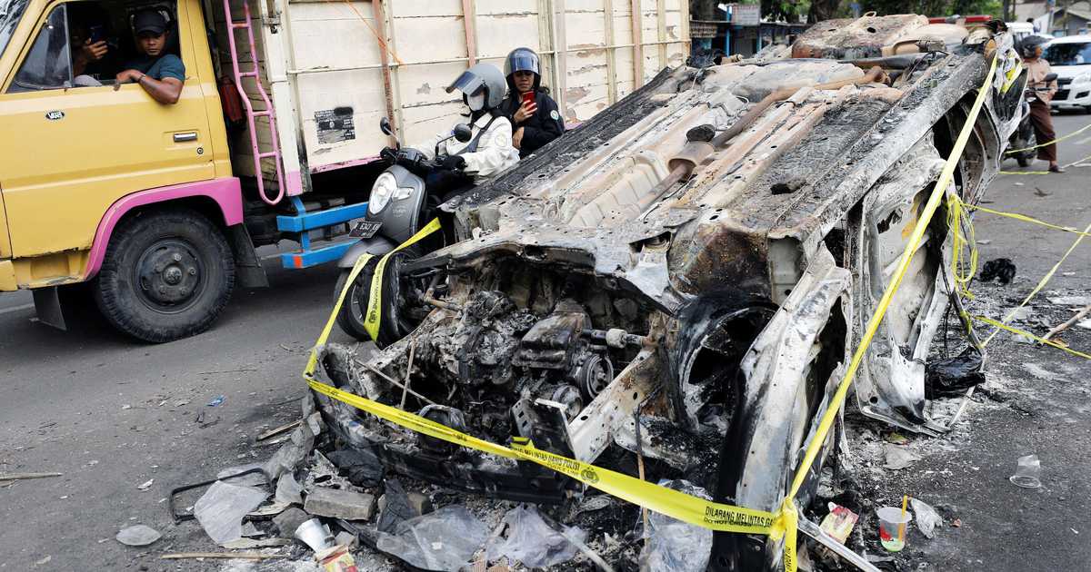 サッカー場暴動、死者１７４人に　インドネシア