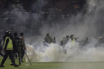 サッカー場の出口閉鎖か　インドネシア暴動、観客押し寄せ