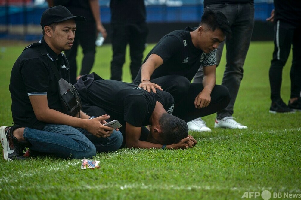 インドネシアのサッカー場事故、死者に子ども32人 警察署長を解任