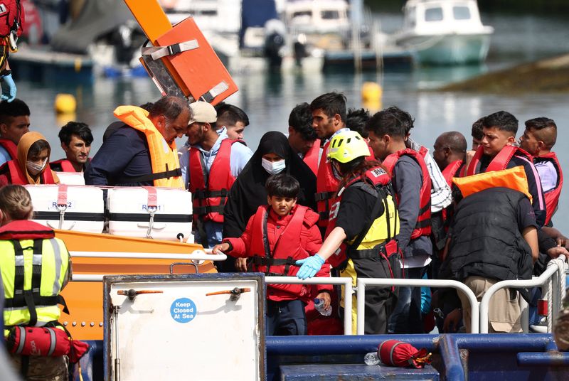 英、海峡渡る不法移民の難民申請禁止　内相が法案発表へ