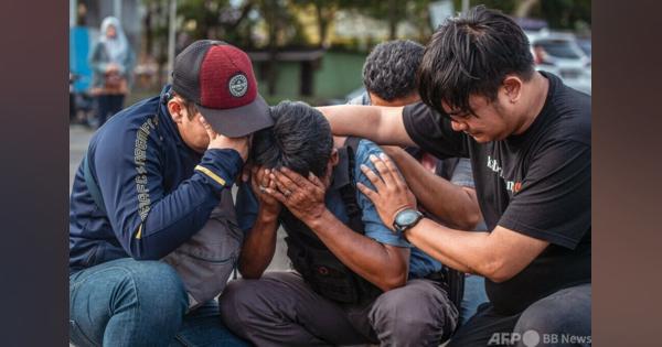 インドネシア警察が謝罪 サッカー場事故、死者131人に