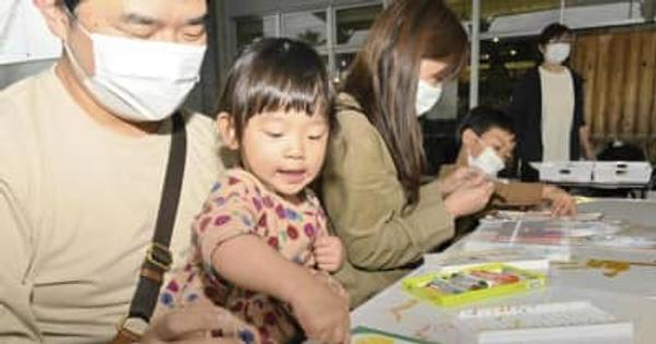 親子らが手形アート作品に挑戦　宇和島でイベント　11月の「愛媛サイクリングの日」PR