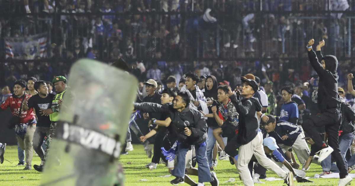 群衆雪崩で混乱拡大か、インドネシアサッカー場の悲劇　催涙ガス使用は「非人道的」とも