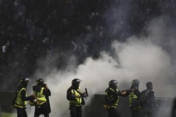 サッカー場事故「催涙ガス原因」　インドネシア、130人以上死亡