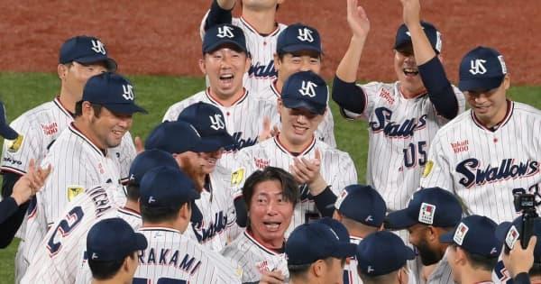 ヤクルト　2戦連発のオスナがMVP！ 塩見は受賞確信の“寸劇”でスタンド沸かせる