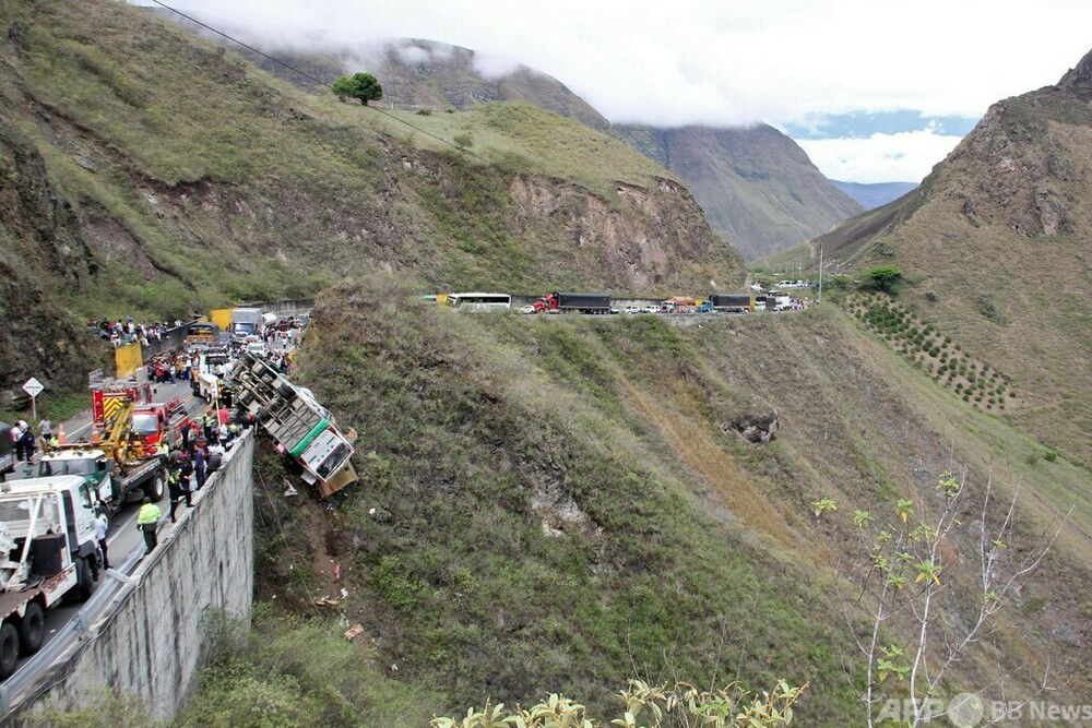 バス転落で20人死亡 コロンビア