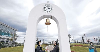 金沢港に「希望の鐘」　金沢みなとRC、石川県に時計台寄贈