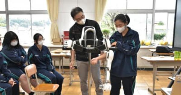 茨城県立三和高　ロボットスーツを体験　先端技術の理解深める