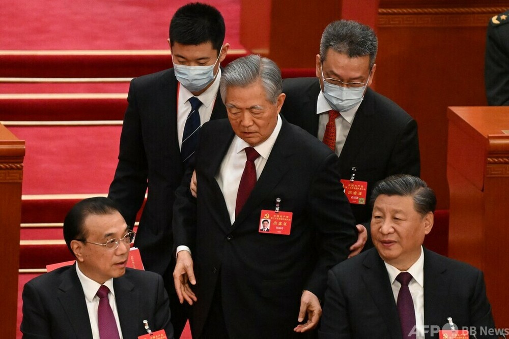 胡錦濤前国家主席、党大会閉幕式を突然退席
