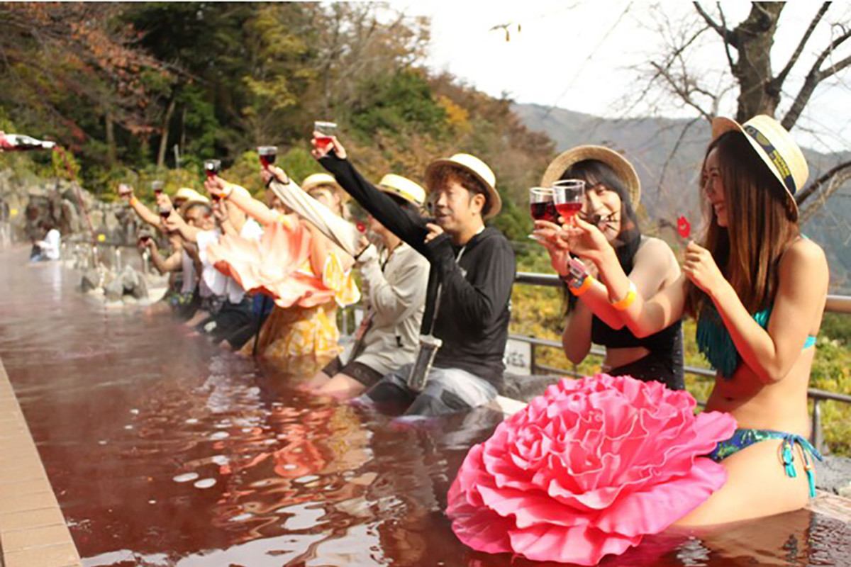 箱根の絶景と楽しむ「ボージョレ・ヌーボー風呂」が登場