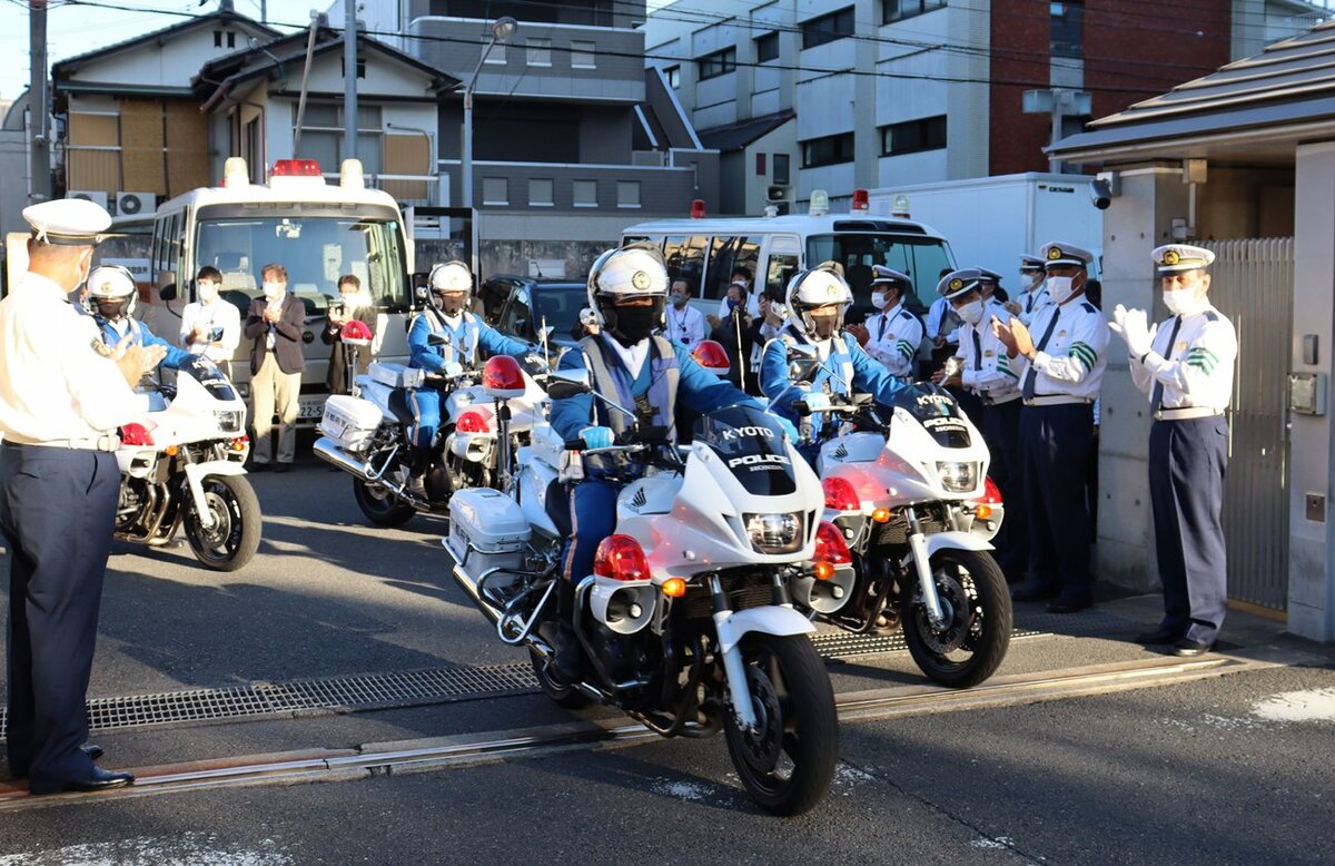 白バイ、京都市の主要交差点に夕方出動　秋冬多発の交通事故防止へ京都府警