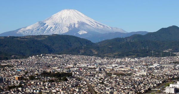 富士山が雪化粧　神奈川・秦野の弘法山公園展望台では写真愛好家らがカメラに収め