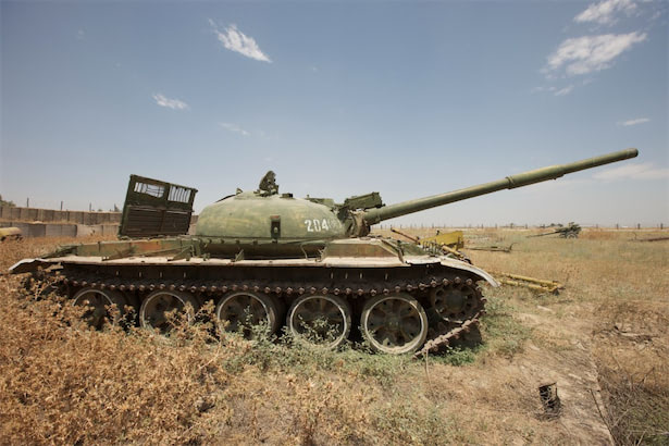 ロシア軍、引っ張り出してきた旧式戦車「T-62」をほぼ無傷で戦場に放置