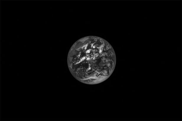 NASAの小惑星探査機ルーシーが見た「満地球」