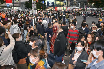ハロウィーン前、早くも「密」に　東京・渋谷、仮装は控えめ