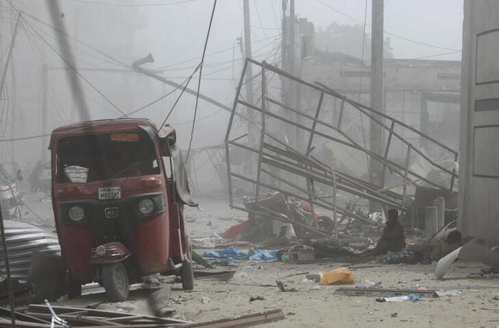 ソマリア首都で自動車爆弾が爆発、少なくとも100人死亡
