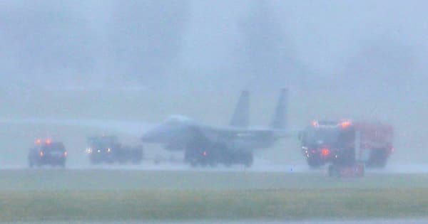 米軍F15C戦闘機、嘉手納基地に緊急着陸　機体から緊急停止用フック下ろし着陸