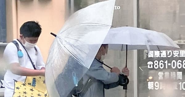 ［沖縄days］雨傘の「二刀流」