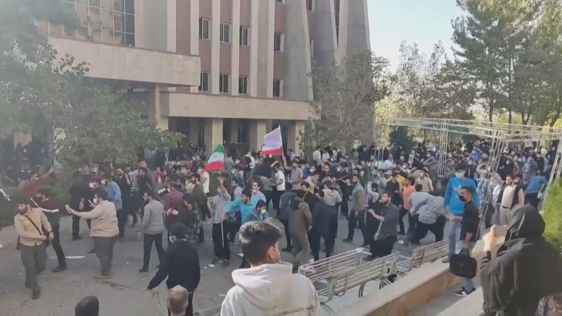 スカーフ発端のデモ激化　イラン当局が参加者1000人を起訴