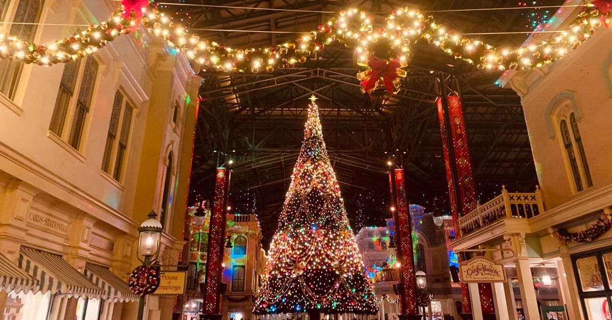 東京ディズニーランドに大型クリスマスツリーが“復活”。代名詞的存在に「おかえりなさい」「泣きそう」と喜びの声止まず