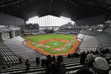 日本ハム新球場、95％完成　報道公開、天然芝は青々