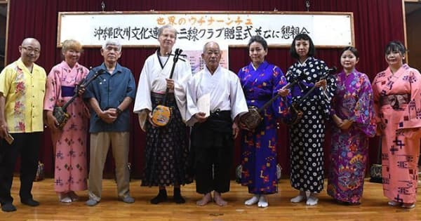 【En/Es】Enjoy Sanshin in France "The Executive Committee of the Sanshin for Our Brothers and Sisters Around the World Project donated 15 sanshin to the Okinawa-European Cultural Federation