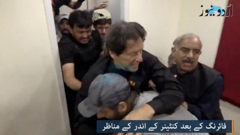 パキスタン前首相、銃撃され脚を負傷　反政府デモ行進中