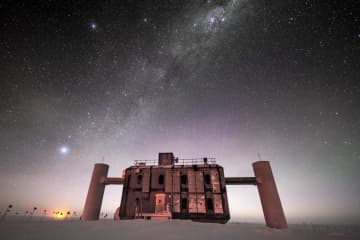 ニュートリノ、巨大銀河から　南極国際実験で特定