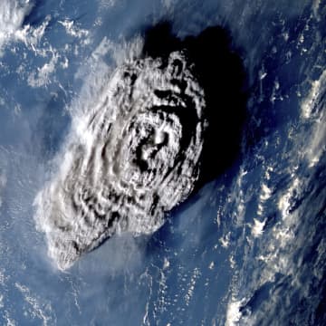 噴煙高さ57キロ、成層圏超え　トンガ沖の海底火山噴火