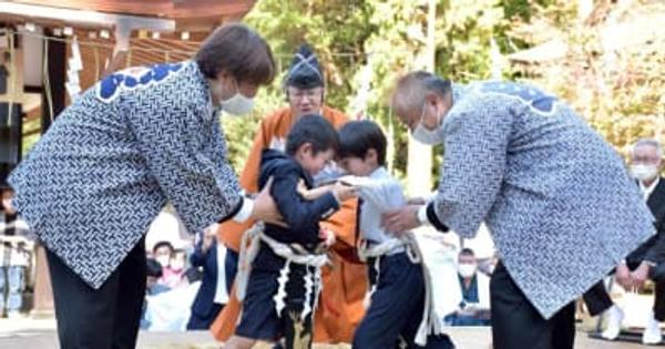 鹿島神宮「相撲祭」　豆力士、はっけよい!　茨城
