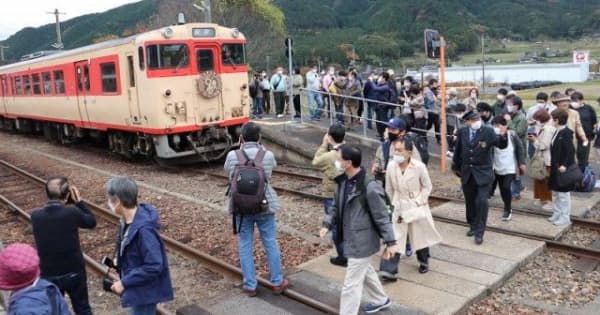 「国鉄カラー」で鉄道の旅満喫　津山―智頭間、スローライフ列車