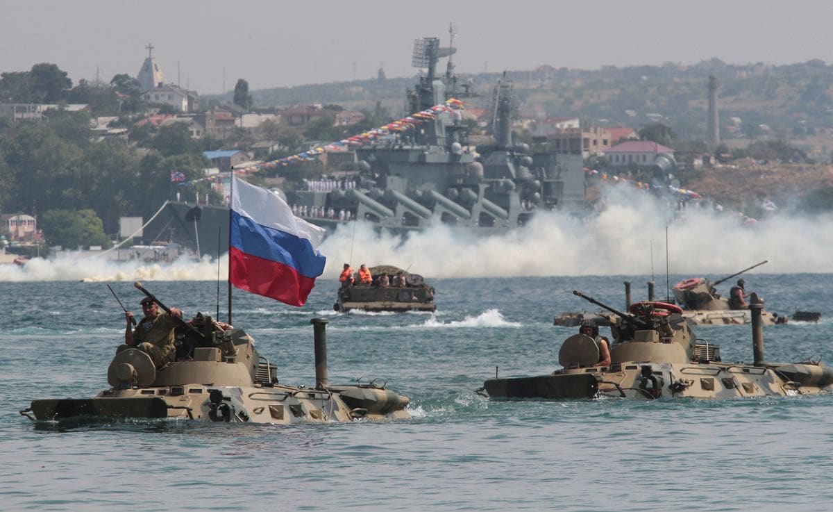 ロシア黒海艦隊を奇襲、ウクライナが「セバストポリ」を攻撃した2つの理由　無人航空機と水上ドローンで大規模同時攻撃