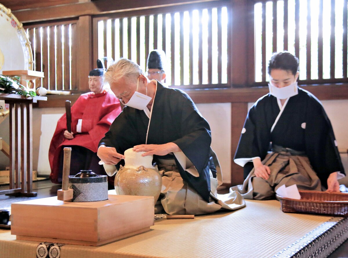 茶業の繁栄祈願、熟成させた茶たてて奉納　京都・宇治、県神社で献茶祭
