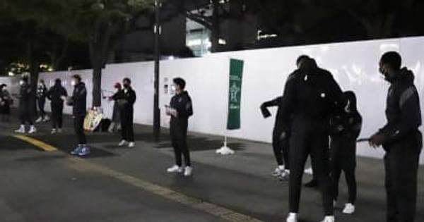 横浜エクセレンス ホーム戦をPR 選手が関内駅前でチラシ配り　横浜市中区・横浜市西区