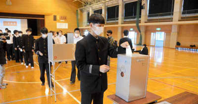 熊本市長選前に熊本農業高生が模擬投票で選挙学ぶ　候補者役は大学生