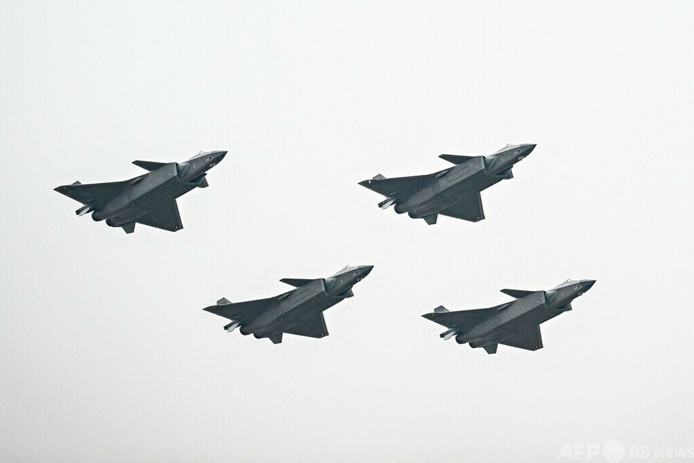 中国で航空ショー開幕、ステルス戦闘機「殲20」が展示飛行