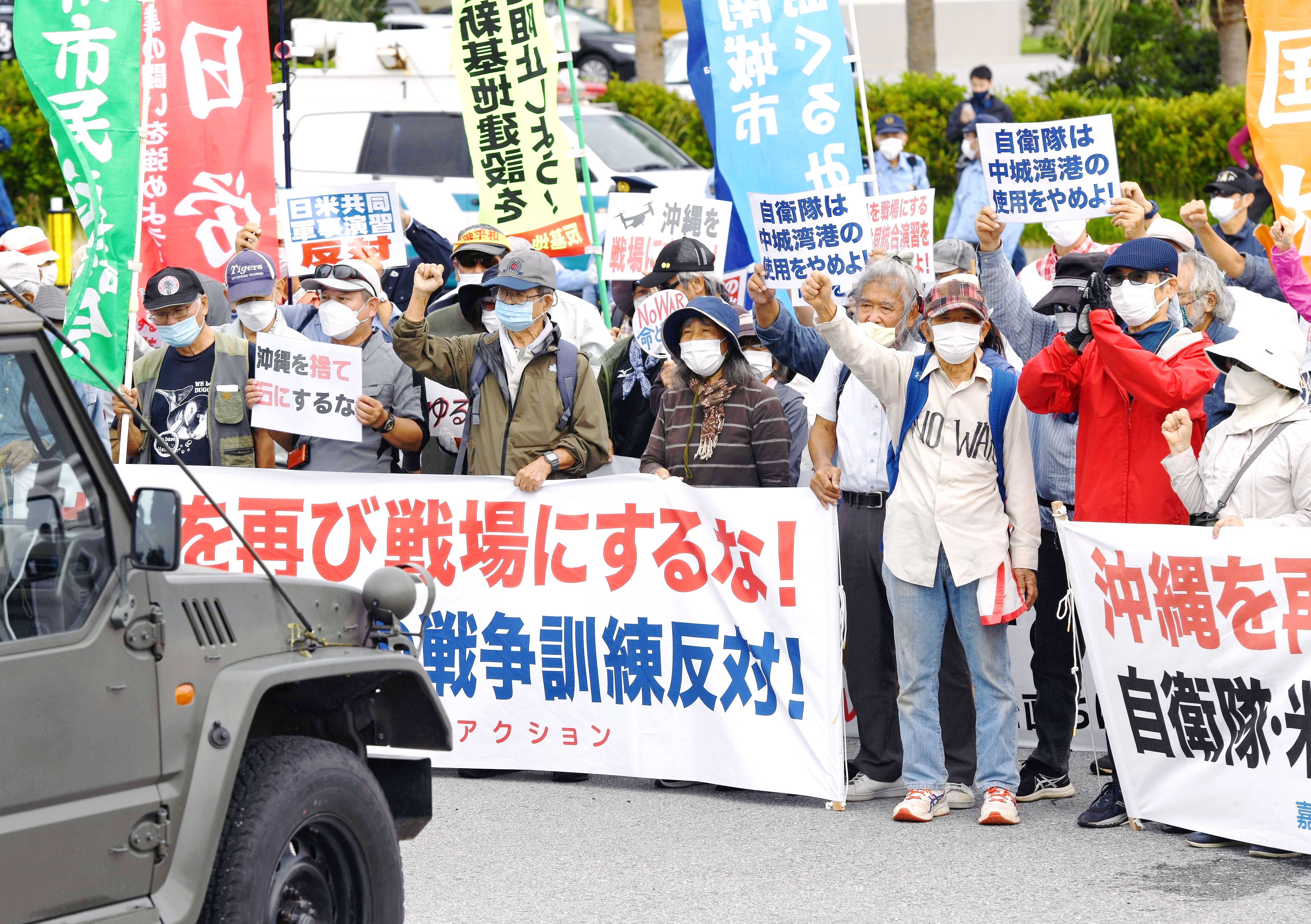 「沖縄を戦場にするな」　民間港使用に市民ら抗議　中城湾港　県警が強制排除