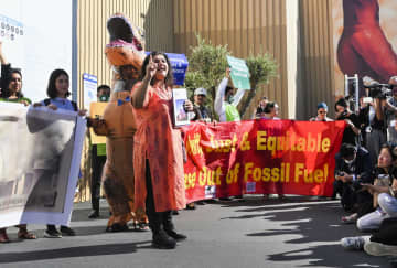 化石燃料に「拠出NO」デモ　COP27会場で、日本標的