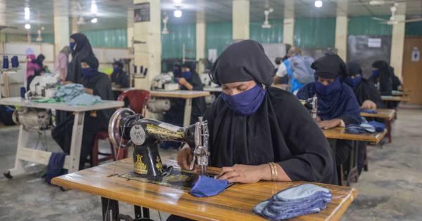 ロヒンギャ難民女性に縫製技術を伝授　ファストリとＵＮＨＣＲが連携