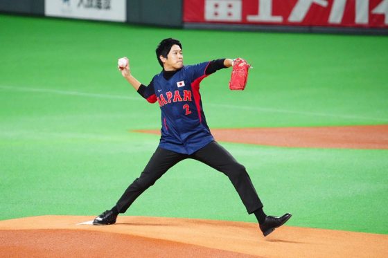 爽やか笑顔で魅了内田篤人さんが109キロ始球式「松坂さんのフォームで」　球場喝采