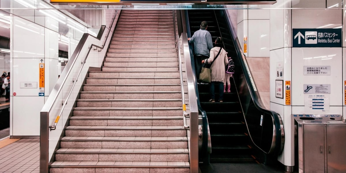 名古屋市民のマナーは悪い？　「エスカレーター歩かないで」条例制定を目指すワケ