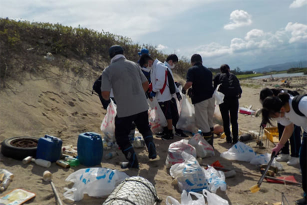 海岸漂着ゴミの25％は日本から　高校生が出雲で海ゴミ調査