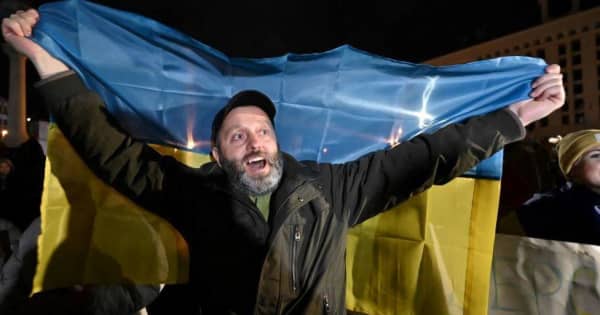ウクライナ、南部主要都市ヘルソンの奪還を祝う