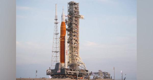 アルテミス1号打ち上げ前にハリケーンの暴風雨に耐えるNASA巨大ロケット