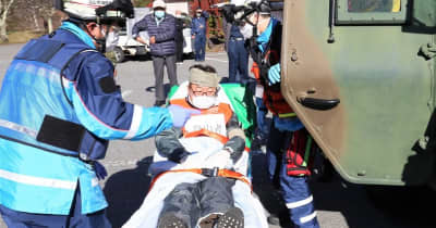 焼岳で噴火想定の避難訓練、岐阜・奥飛騨温泉郷の住民ら370人が参加　自衛隊の登山者救出訓練も